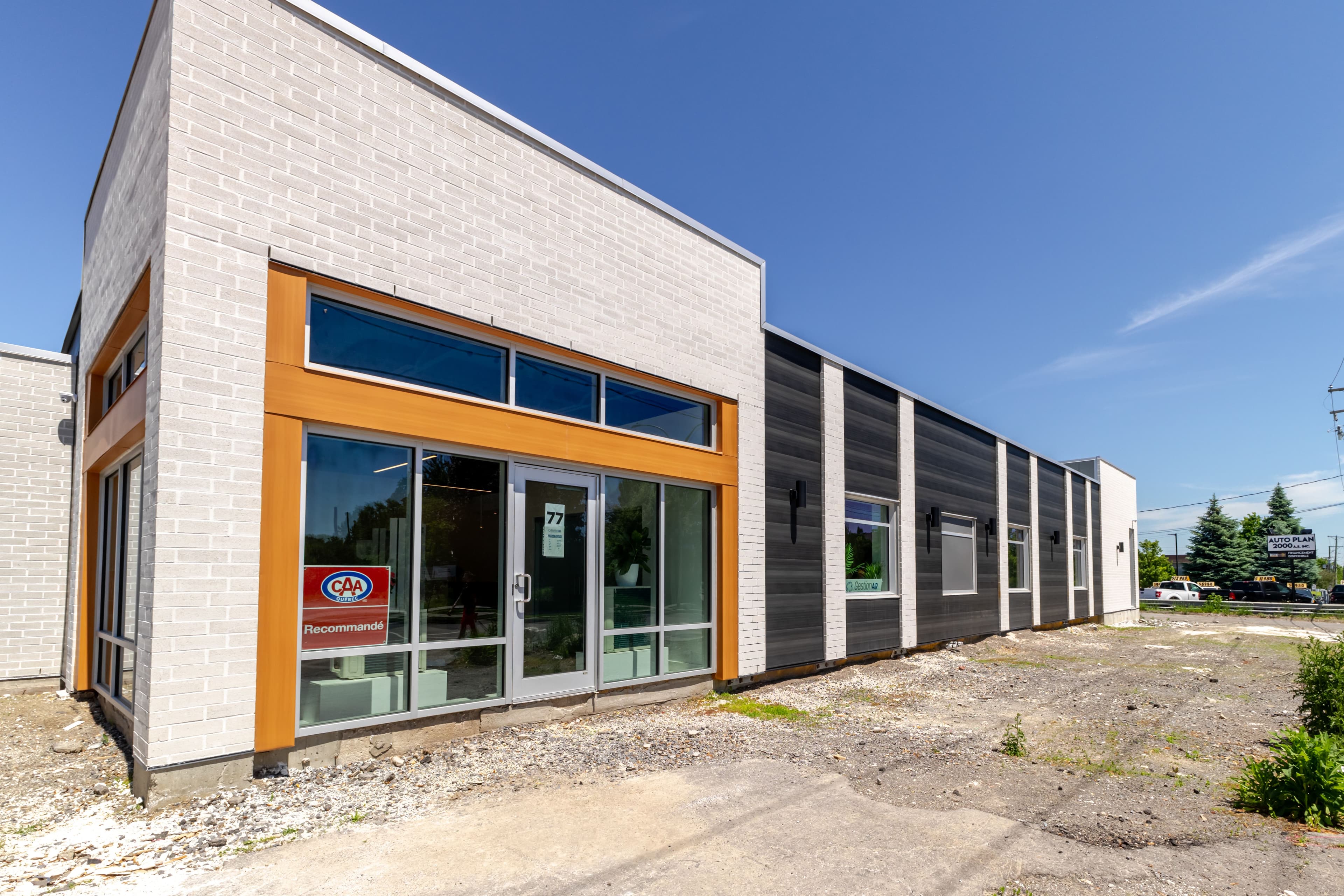 Rénovation de façade commerciale en aluminium Rialux chez Gestion-Air | St-Thérèse