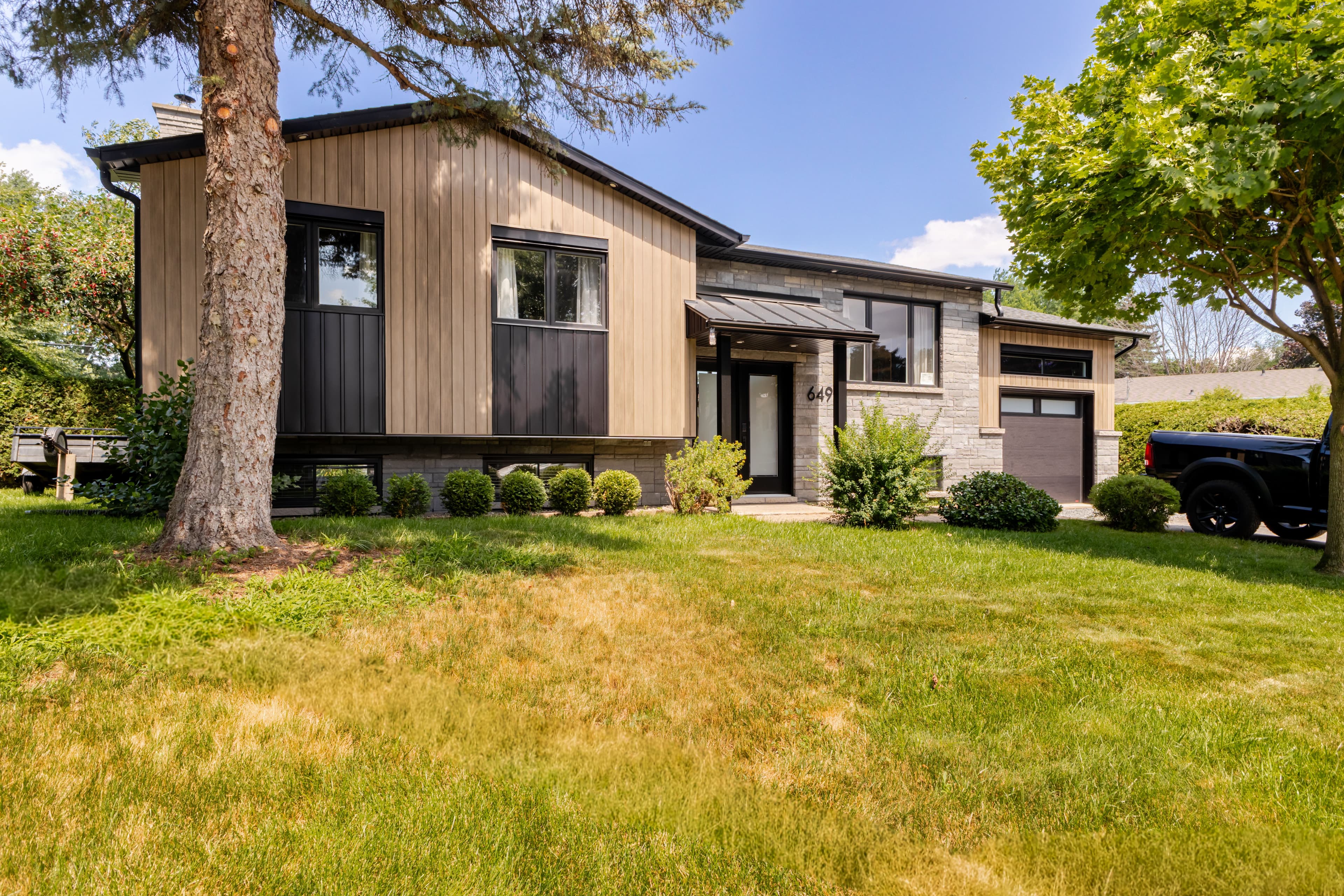 Façade moderne à Boucherville : Acier Distinction et Aluminium